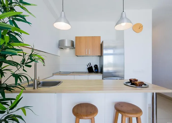 Cozy Apartment With Seaview And Parking